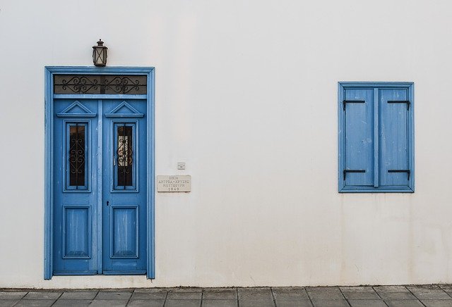 modré vchodové dveře